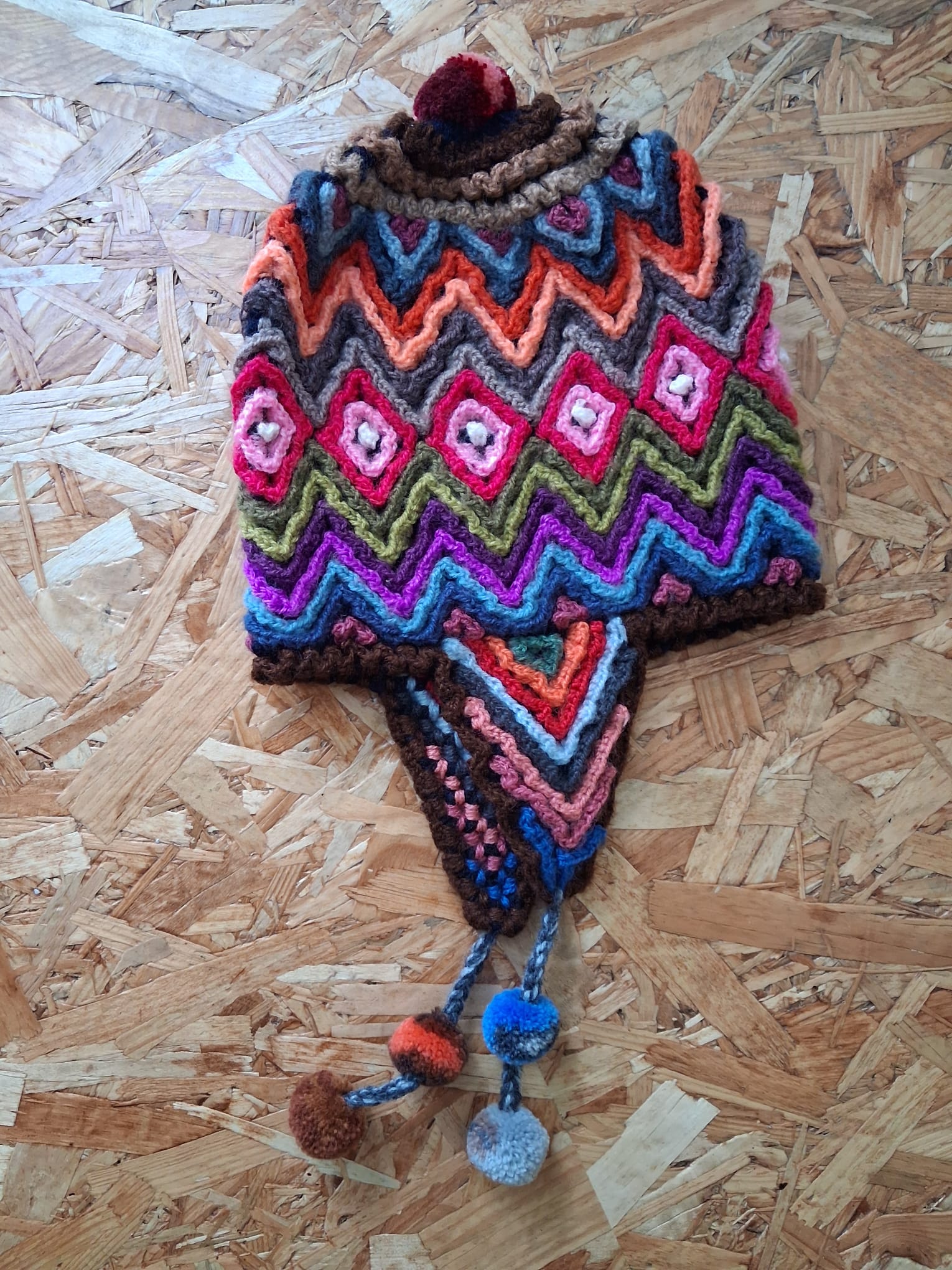 Bonnet Péruvien – Tissu Traditionnel & Motifs Colorés
